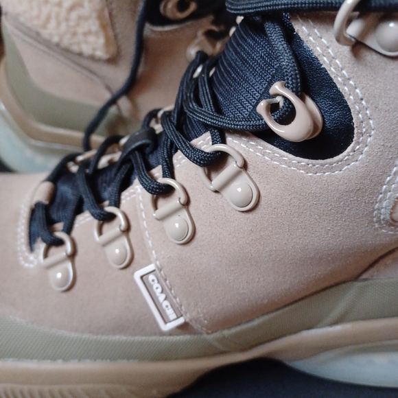 LIKE NEW ,COACH CITYSOLE HIKER - Picture 4 of 11